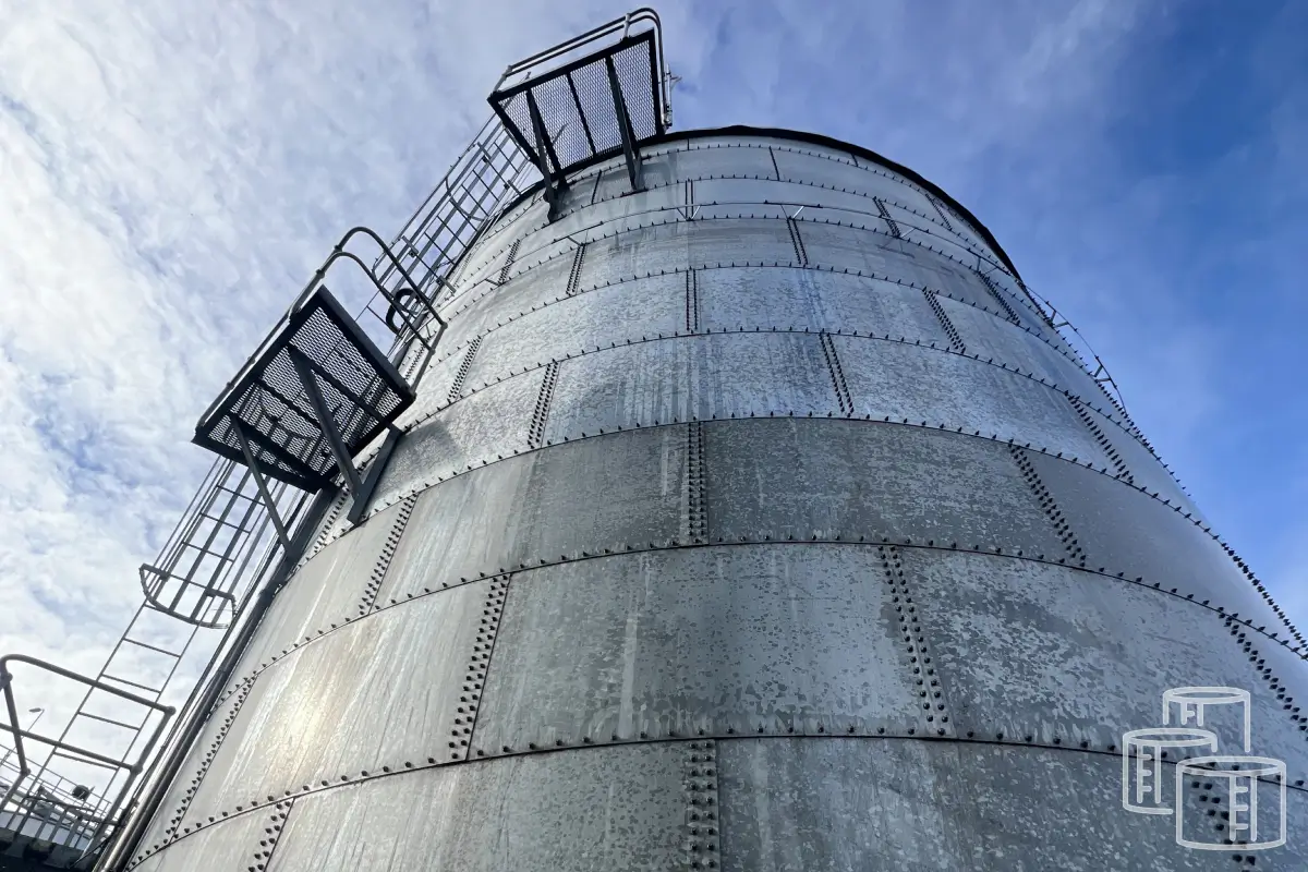 Large industrial storage tank operating at improved efficiency levels